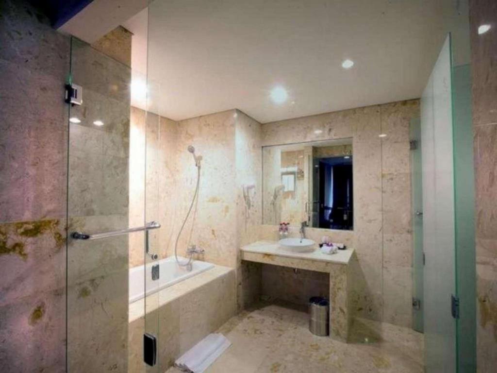 Claro Hotel Kendari Esterno foto