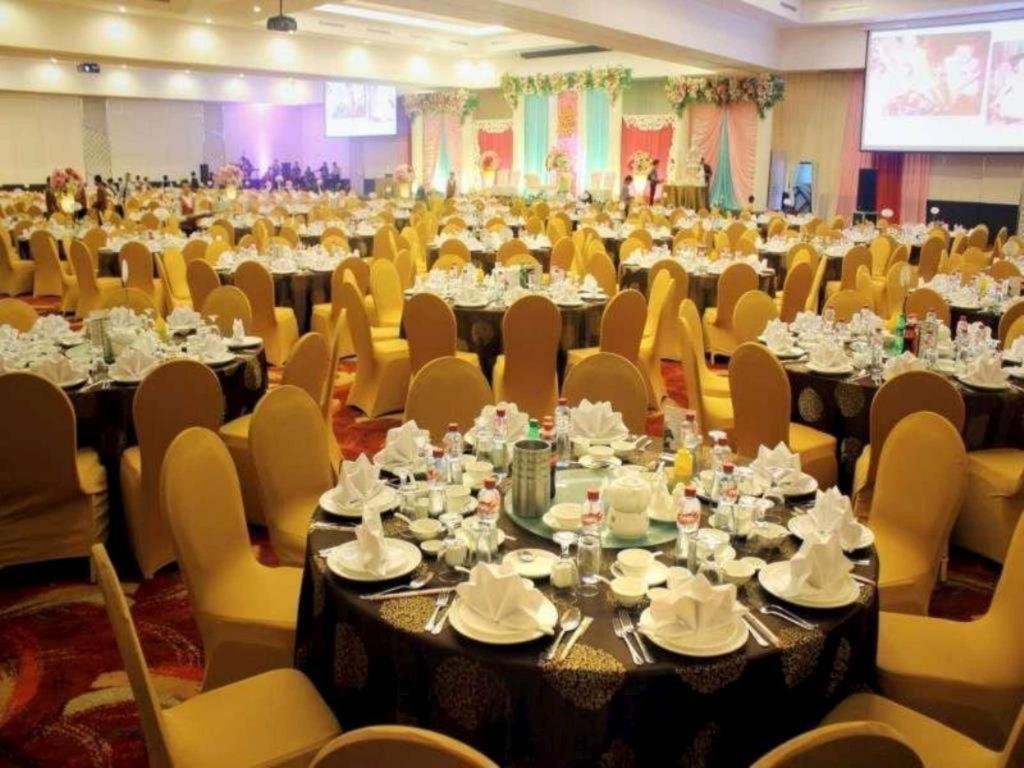 Claro Hotel Kendari Esterno foto